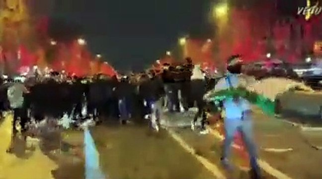 Victoire de l'Algérie dans la Coupe Arabe : Les images de dizaines de jeunes scandant sur les Champs-Elysées hier soir Zemmour, on t'enc.le ! et s'affrontant avec les forces de l'ordre