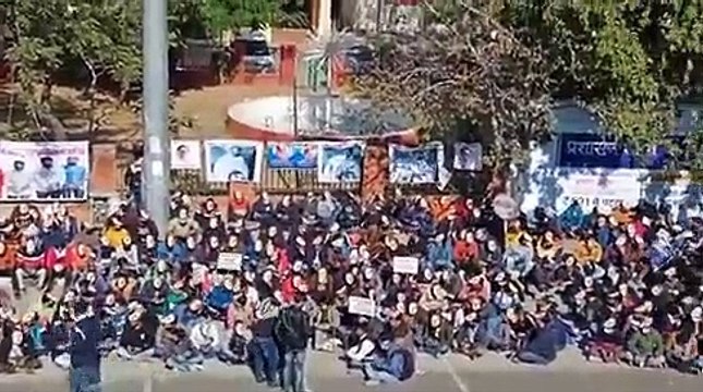 बेरोजगारों ने राजीव गांधी की तस्वीर का मुखौटा लगाकर किया प्रदर्शन