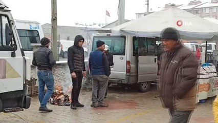 Kar yağışı ve soğuk hava pazarcı esnafına zor anlar yaşattı