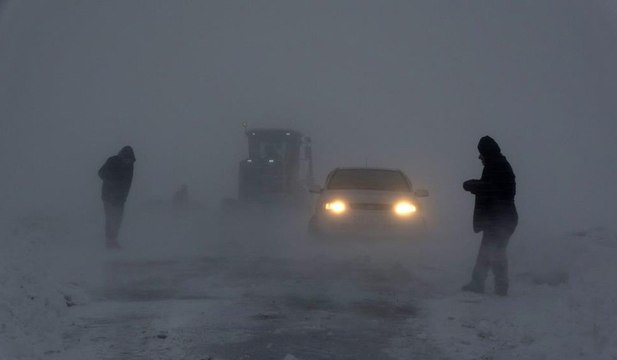 Muş’ta tipide yolda mahsur kalan 30 kişi kurtarıldı