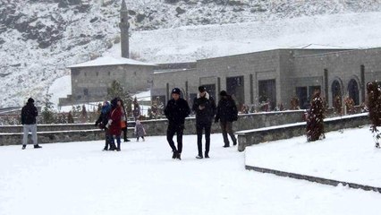 Kars'ta kar yağışı etkili oluyor