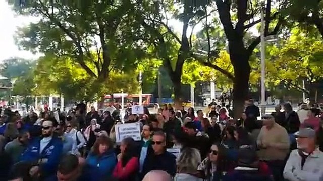 - Gran asistencia de público a la concentración organizada por La Quinta Columna en Sevilla.
