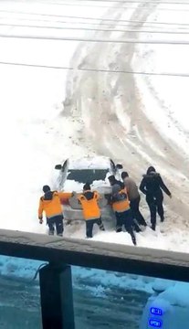 Konya'da 112 sağlık görevlileri kara saplanan sürücülerin de imdadına yetişti