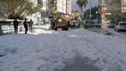 Manavgat'ta dolu yağışının kapattığı yol, iş makineleri tarafından açıldı