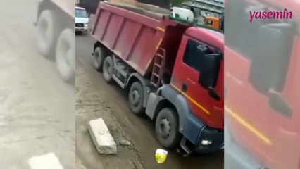 Kamyonun altında kaldı! Burnu bile kanamadı