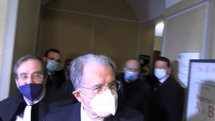 "Berlusconi teme di finire come me al Quirinale?", Prodi scherza e da' una sberletta al cronista