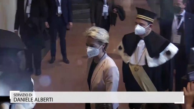 Von der Leyen a Milano: Voglio un'Europa dei giovani . Poi fa gli auguri di Buon Natale in italiano