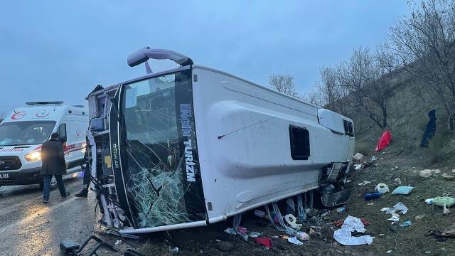 Tur otobüsünün devrilmesi sonucu 27 kişi yaralandı