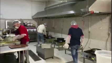 Manisa'da Trabzonsporlu taraftarlardan bir ton hamsi ikramı