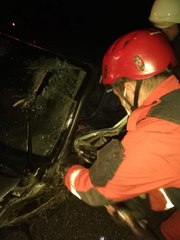 KAZADA OTOMOBİL İÇERİSİNDE SIKIŞAN SÜRÜCÜYÜ İTFAİYE KURTARDI