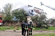 Asırlık metruk bina alev alev yandı, vatandaş isyan etti