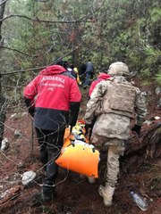 51 yaşındaki tır sürücü 5 metrelik kayalıklardan düşerek hayatını kaybetti