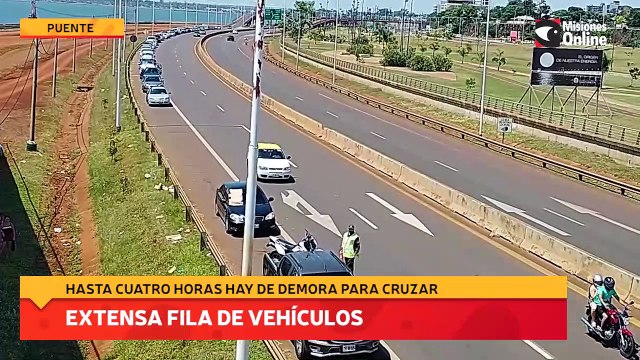 Puente: extensa fila de vehículos