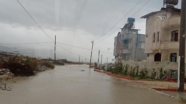 HATAY'DA SAĞANAK YAĞIŞ KÖPRÜLERİ YIKTI, TEKNEYİ ALABORA ETTİ