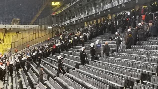 Fenerbahçe tribünleri savaş alanına döndü! Taraftarın Ali Koç kavgasına polis müdahale etti