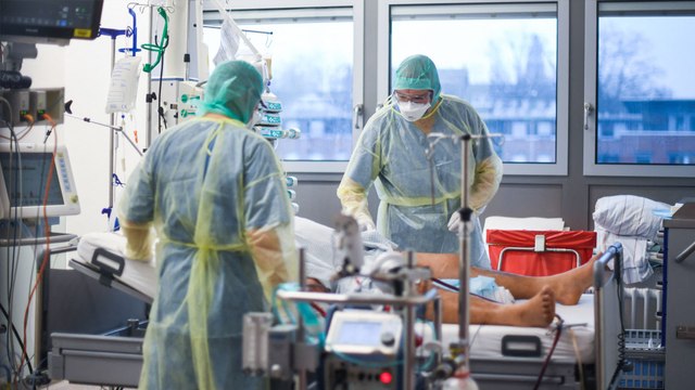 مع التفشي السريع للمتحور أوميكرون.. شبح الإغلاق يخيم على دول أوروبية