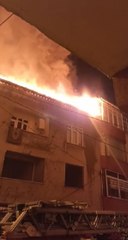 AVCILAR'DA 3 BİNANIN ÇATISI YANDI; ÇATIYA ÇIKAN KİŞİ KORKU DOLU ANLAR YAŞATTI