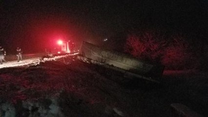 BARİYERLERİ AŞIP ŞARAMPOLE UÇAN TIR'IN SÜRÜCÜSÜ YARALANDI