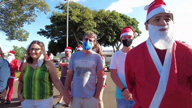 Papais Noéis distribuem presentes em Ivaiporã; assista