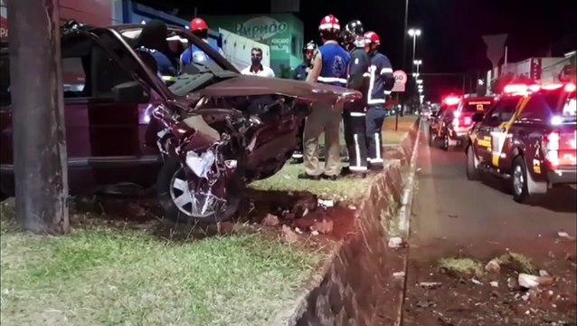 Homem morre em violenta colisão de carro contra o canteiro da Avenida Carlos Gomes