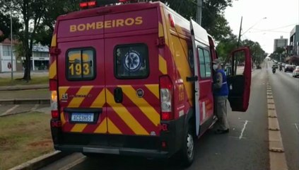 Ciclista de 21 anos fica ferido em acidente na Avenida Brasil