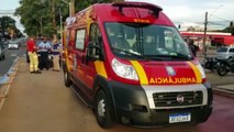 Idoso fica ferido em acidente entre moto e ônibus, na Avenida Brasil