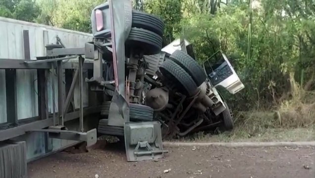 Caminhão carregado com frangos tomba na BR-277