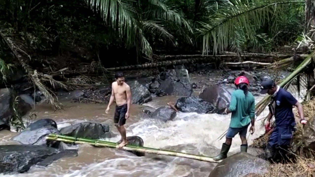 WARGA KEKAIT GUNUNGSARI LAKUKAN GOTONG-ROYONG SEUSAI BANJIR DAN LONGSOR MELANDA