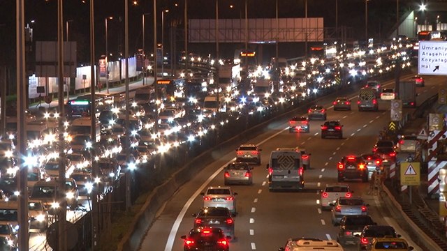 İstanbul’da ilk iş gününde trafik yüzde 60’ı gördü