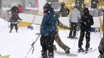 Uludağ'da pistin tozunu attırdılar! Düşe kalka kayak kaymayı öğreniyorlar