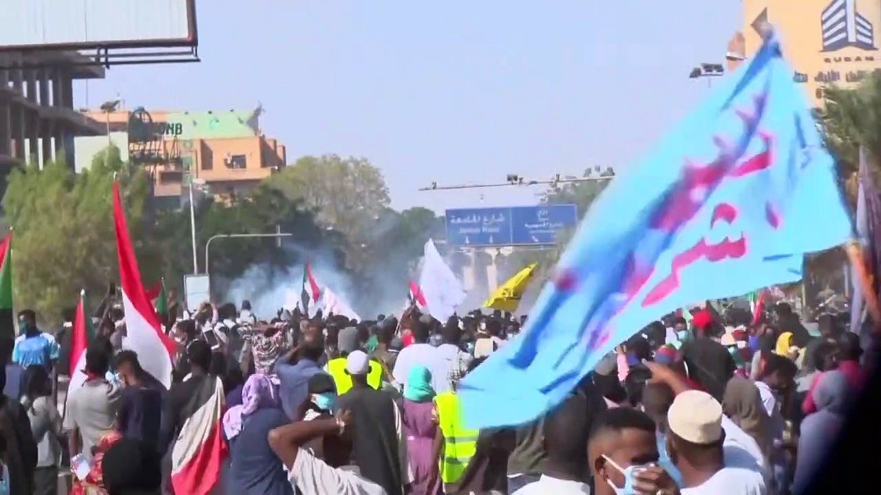 بدون تعليق: محاولة اعتصام في محيط القصر الرئاسي في الخرطوم وقوات الأمن تطلق الغازات المسيلة للدموع