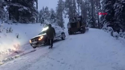 SİVAS'TA 234 YERLEŞİM YERİ KARDAN KAPANDI; EKİPLER HASTAYA GİDEN AMBULANS İÇİN YOLU AÇTI