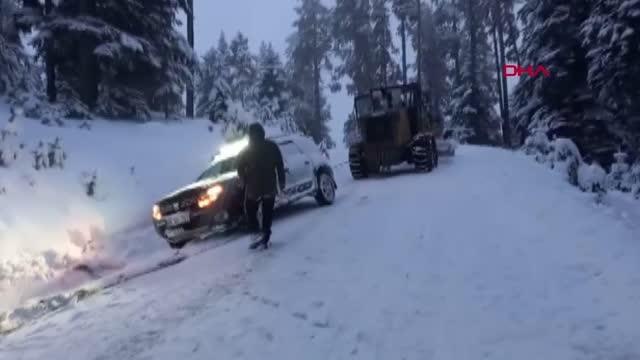 SİVAS'TA 234 YERLEŞİM YERİ KARDAN KAPANDI; EKİPLER HASTAYA GİDEN AMBULANS İÇİN YOLU AÇTI