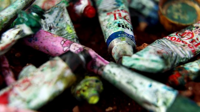 Сирийская девочка рисует мир