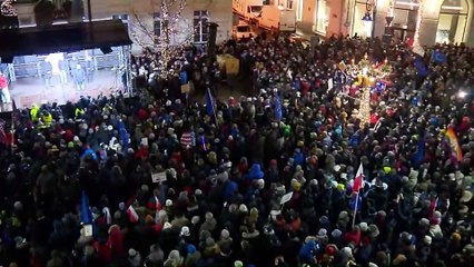100-nál is több lengyel városban tüntettek vasárnap az új médiatörvény ellen