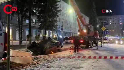 Rusya'da seyir halindeki araç kaynar su çukuruna düştü