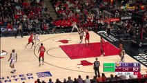 Westwood's acrobatic reverse layup has Chicago crowd stunned
