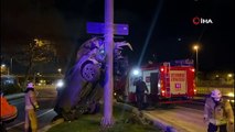Bakırköy'de virajı alamayan otomobil yön tabelası direğine uçtu: 1 yaralı