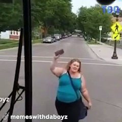 Elle loupe le bus et casse le pare brise de rage