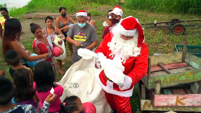 بابا نويل يوزع الهدايا عبر قاربه في الأمازون البرازيلية