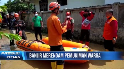 Banjir Di Kutorenon Kabupaten Lumajang Jawa Timur Polisi Turunkan Personil  Bantu Tangani Korban