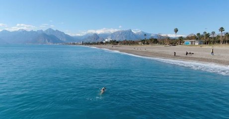 30 dakikada iki mevsim yaşayan Antalyalılar karlı dağlara karşı kulaç attı