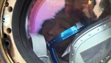 الكبسولة الروسية سويوز التي تحمل سائحين يابانيين تعود إلى الأرض