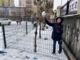 Ağrı beyaza büründü... Karın tadını çocuklar çıkardı