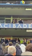 Kadıköy'de maç sonu tribünler karıştı; Başkan Ali Koç'a patlamış mısırlı saldırı iddiası