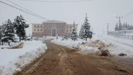 Tufanbeyli'de yoğun kar yağışı hayatı olumsuz etkiledi