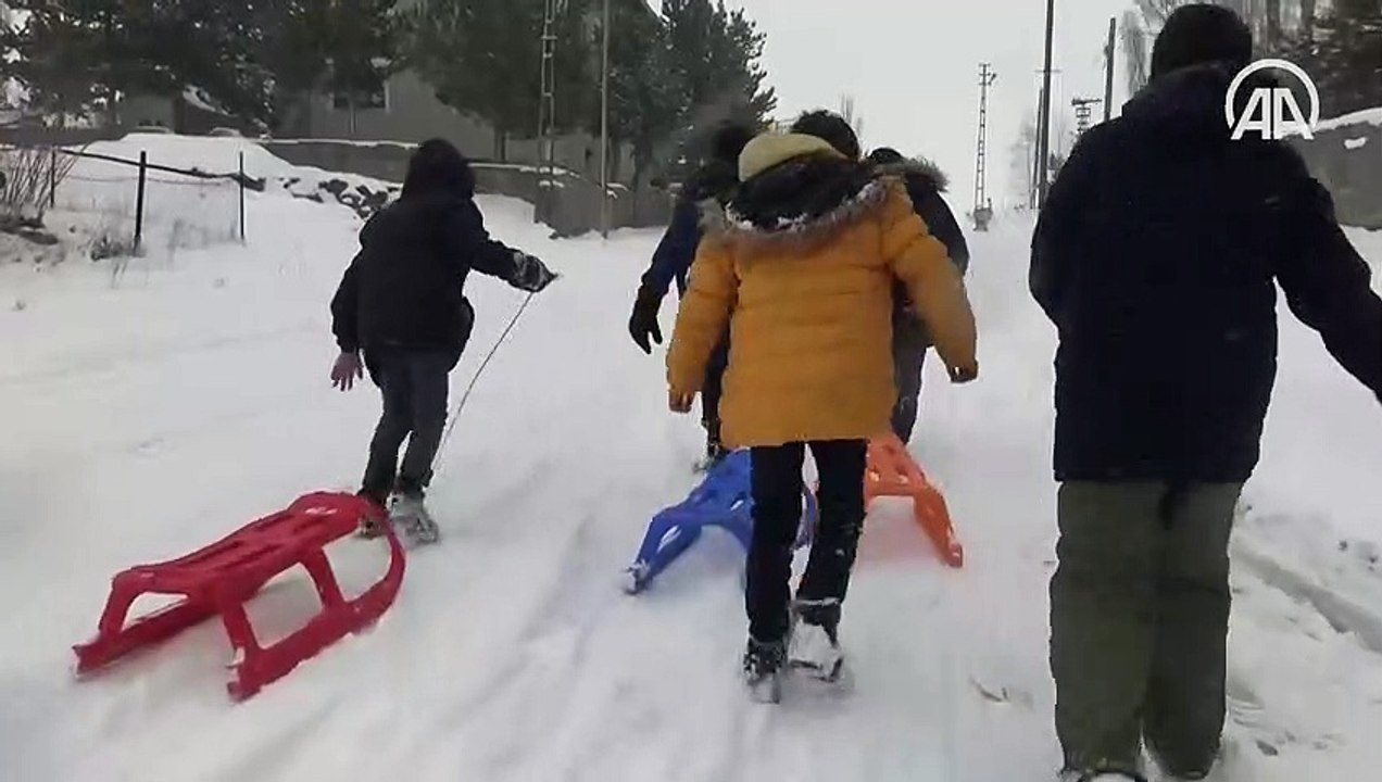 Okulların tatil olmasını fırsata çeviren çocuklar kızak keyfi yaşadı