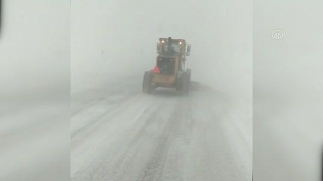 Etkili olan kar ve tipi sürücülere zor anlar yaşattı