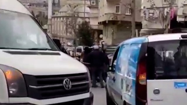 İki sürücünün yol verme kavgasını vatandaşlar güçlükle ayırdı
