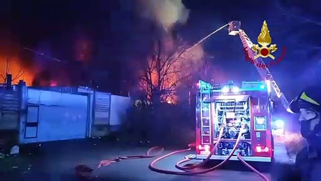 Incendio in un piazzale di sosta a Milano, roghi ed esplosioni tra auto e container